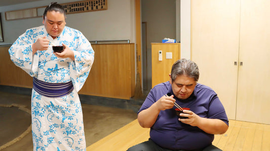 試食する二子山親方と小滝山