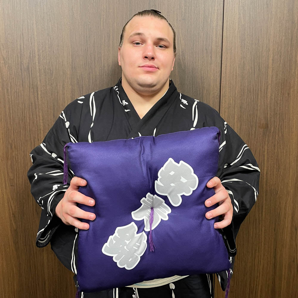 Sumo wrestler's waiting cushion (Aonishiki)