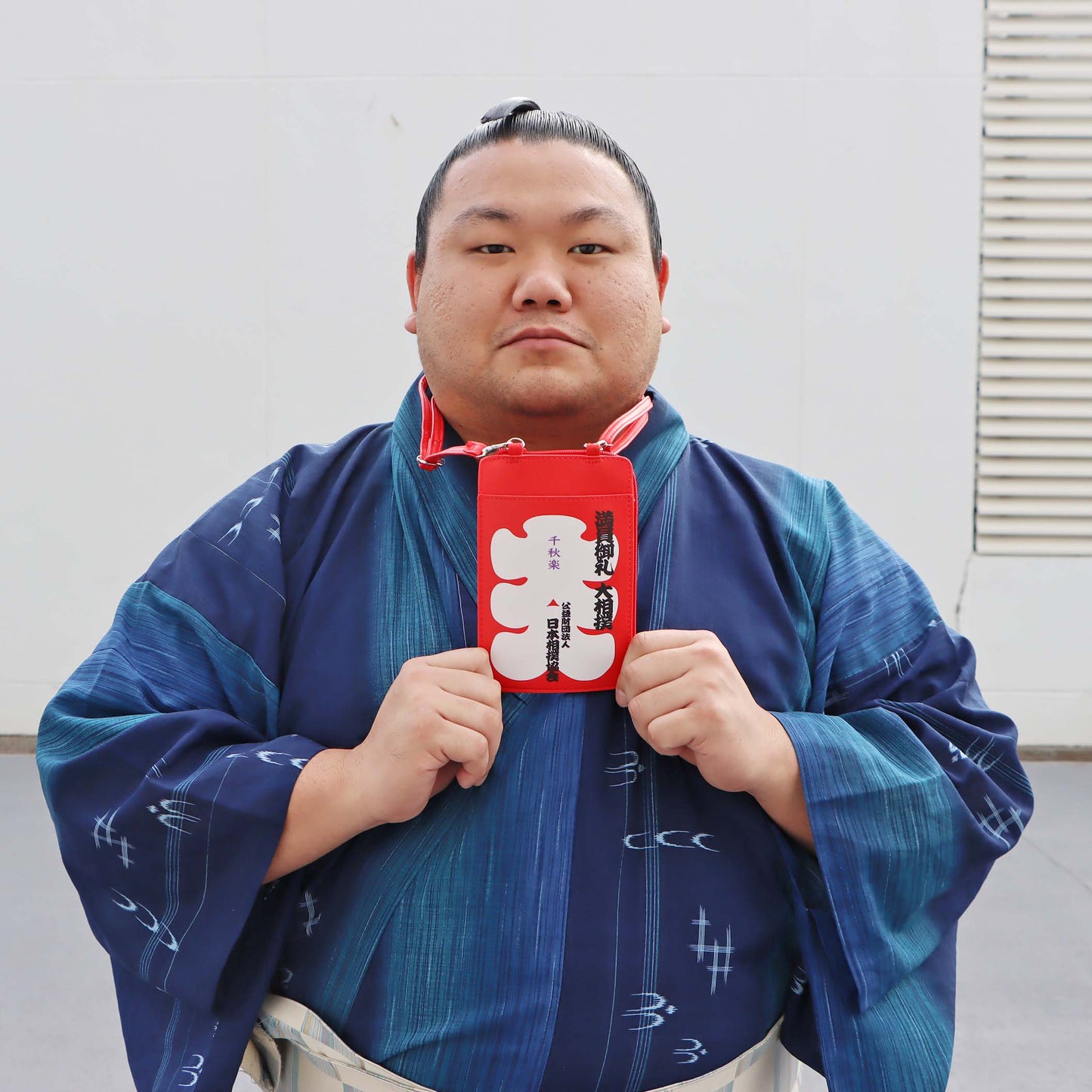 Smartphone shoulder bag resembling an Osatoiri-bukuro